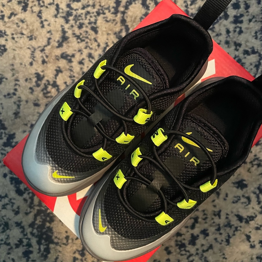 NIB Nike Air Max Axis (Toddler) 9C